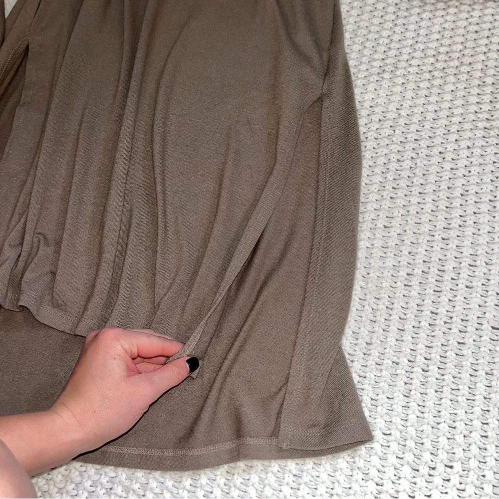 Lisa Rinna long sleeve slit side top - Picture 3 of 7